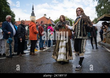 PEZINOK, SLOVAQUIE - SEP 18, 2022: Procession allégorique dans le cadre de la célébration traditionnelle de la récolte de vin de Thanksgiving et parade de costume à Pezinok Banque D'Images