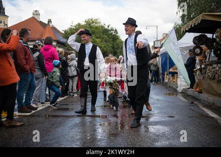 PEZINOK, SLOVAQUIE - SEP 18, 2022: Procession allégorique dans le cadre de la célébration traditionnelle de la récolte de vin de Thanksgiving et parade de costume à Pezinok Banque D'Images