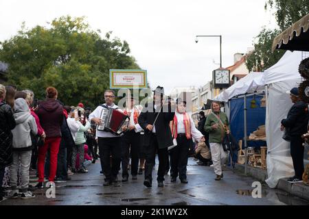 PEZINOK, SLOVAQUIE - SEP 18, 2022: Procession allégorique dans le cadre de la célébration traditionnelle de la récolte de vin de Thanksgiving et parade de costume à Pezinok Banque D'Images