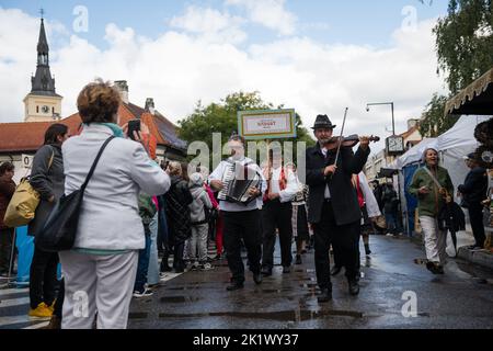 PEZINOK, SLOVAQUIE - SEP 18, 2022: Procession allégorique dans le cadre de la célébration traditionnelle de la récolte de vin de Thanksgiving et parade de costume à Pezinok Banque D'Images