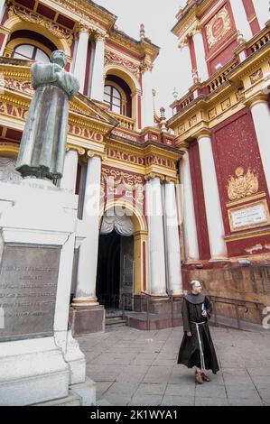 Un prêtre franciscain quitte la basilique et le monastère de San Francisco, Salta, Argentine Banque D'Images