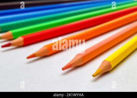 De nombreux crayons multicolores isolés sur fond blanc Banque D'Images