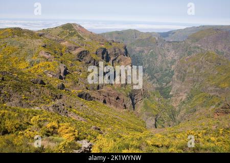 Découvrez l'Ouest lors d'une journée d'été depuis le sommet de Pico do Arieiro, dans le centre de Madère Banque D'Images