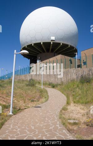 Chemin menant au dôme blanc d'une installation de communication militaire au sommet de Pico do Arieiro. Banque D'Images