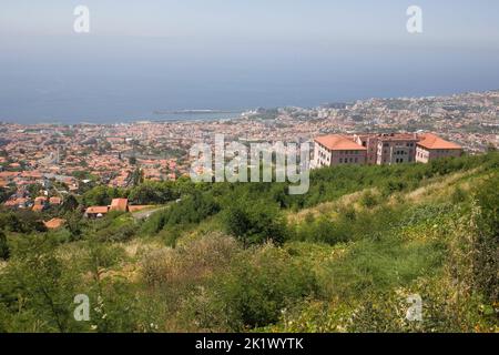 Vue de la colline au nord de Funchal à Madère vers le port avec l'hôpital de Monte sur la droite Banque D'Images