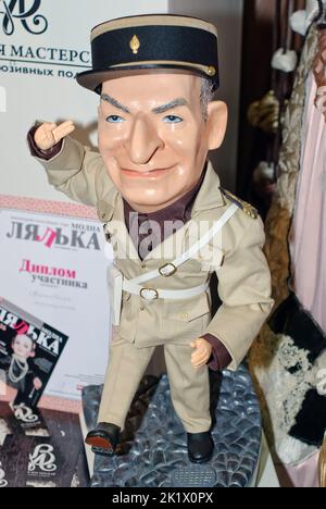 Une poupée de collection, Louis de Funes le gendarme, est exposée à l'exposition internationale Fashion Doll à Kiev, en Ukraine. Banque D'Images