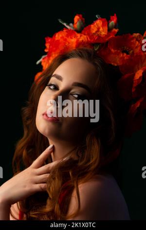 Une belle femme ukrainienne portant une couronne nationale colorée de coquelicots rouge écarlate. La santé de la fille. Arrêter la guerre en Ukraine. Photo de haute qualité Banque D'Images
