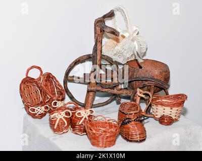 Une série d'ustensiles de poupée en bois traditionnels ukrainiens Banque D'Images