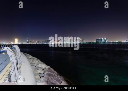 En regardant vers Cornice Drive la nuit, Abu Dhabi, Émirats arabes Unis Banque D'Images