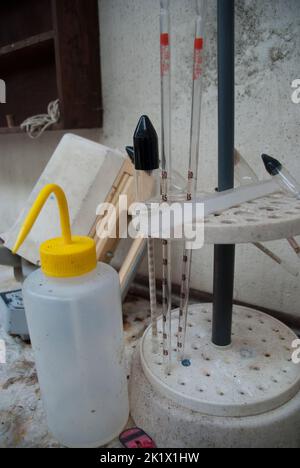 Pipettes et hygromètre dans un laboratoire abandonné. Banque D'Images