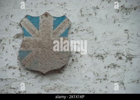 Plaque de drapeau de syndicat sale sur le mur dans un bâtiment industriel abandonné Banque D'Images