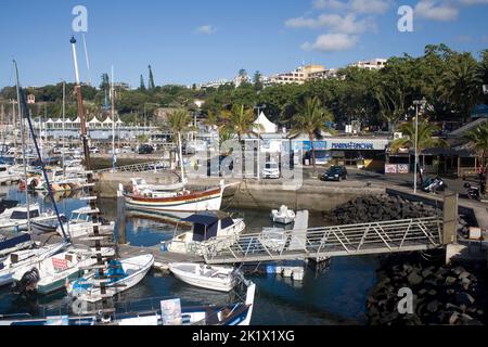 Bateaux amarrés et bureaux de bateaux de visite à la marina de Funchal à Madère Banque D'Images