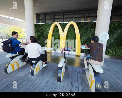 BEIJING, CHINE - 21 SEPTEMBRE 2022 - les consommateurs pédalent des vélos électriques écologiques qui génèrent de l'électricité pour recharger sans fil leur téléphone mobile a Banque D'Images