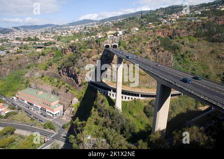 Vue depuis les jardins botaniques de la route surélevée VR1 et du nord de Funchal Madère Banque D'Images