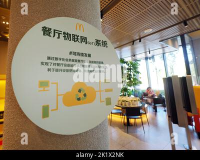 BEIJING, CHINE - 21 SEPTEMBRE 2022 - Une présentation du système de gestion de l'énergie du restaurant Internet des objets est affichée à l'intérieur du McDonald's Sho Banque D'Images