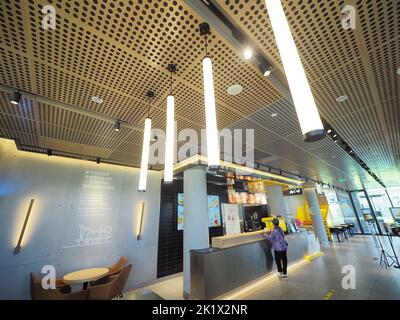 BEIJING, CHINE - 21 SEPTEMBRE 2022 - le restaurant McDonald's Shougang Garden de Beijing, en Chine, utilise un éclairage LED pour économiser de l'énergie et réduire la consommation Banque D'Images