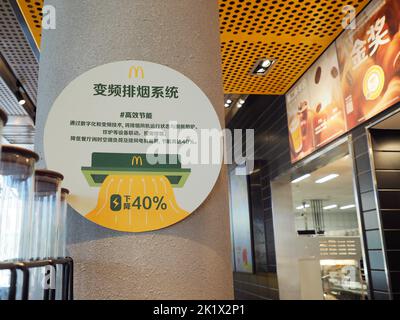 BEIJING, CHINE - le 21 SEPTEMBRE 2022 - Une introduction au système d'extraction de fumée par conversion de fréquence est affichée à l'intérieur du McDonald's Shougang Gard Banque D'Images