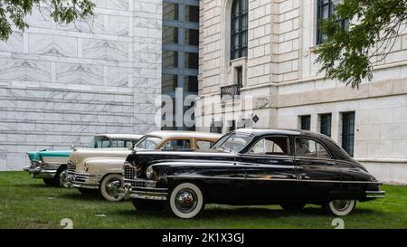 DETROIT, MI/USA - 18 SEPTEMBRE 2022 : trois voitures Packard, dont une Packard Custom Eight, à Detroit Concours d Elegance. Banque D'Images