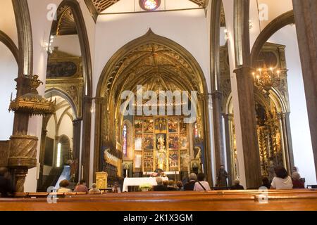 Vue vers l'autel à l'intérieur de la cathédrale notre-Dame de l'Assomption à Funchal Madère Banque D'Images