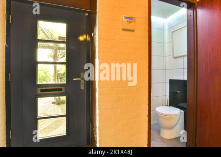 toilettes murales et petit lavabo dans le coin de la salle de toilettes Banque D'Images
