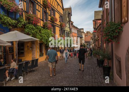 Personnes dans la rue du village médiéval de Riquewihr, Alsace, France Banque D'Images