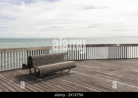 banc en bois moderne donnant sur la mer Banque D'Images