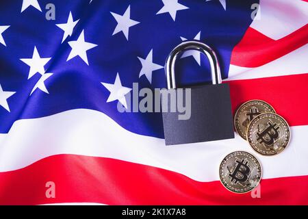 Bitcoins aux États-Unis. Interdiction des crypto-monnaies aux États-Unis. La croissance du taux de change. Drapeau américain et bitcoin. Banque D'Images