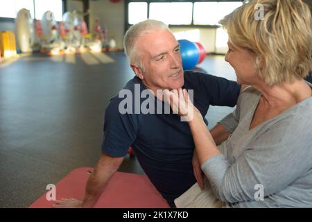 portrait de couple à la salle de gym Banque D'Images