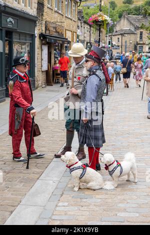 Personnages colorés au Hebden Bridge Steam Punk Weekend Banque D'Images