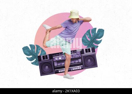 Portrait de collage créatif d'un homme insouciant et enthousiaste dansant de grandes feuilles de boombox isolées sur fond peint Banque D'Images