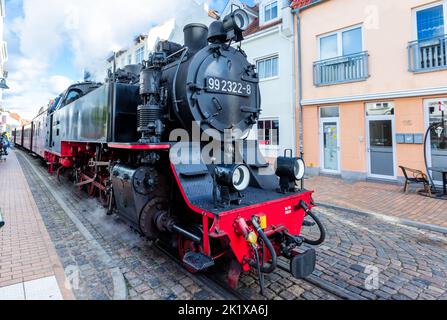 Bad Doberan, Allemagne. 21st septembre 2022. Un train de voyageurs du chemin de fer à voie étroite 'olli' tiré par une locomotive à vapeur traverse le centre-ville. Le conseil de district du district de Rostock veut discuter d'un éventuel prolongement de la ligne de chemin de fer à voie étroite sur 21.09.2022. Selon un rapport de l'Université technique de Dresde, une extension de la ligne à Rerik à l'ouest et à Warnemünde à l'est pourrait doubler le nombre de passagers. Credit: Jens Büttner/dpa/Alay Live News Banque D'Images