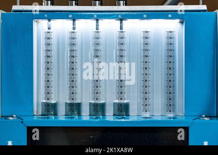 Testeur et nettoyant d'injecteur de carburant à la station-service de la voiture Banque D'Images