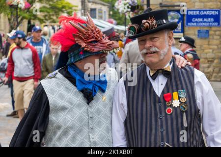 Personnages colorés au Hebden Bridge Steam Punk Weekend Banque D'Images