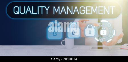 Inspiration montrant la gestion de la qualité des signementMaintain Excellence niveau Services de produits de haute qualité. Présentation de l'entreprise maintenir le niveau d'excellence élevé Banque D'Images