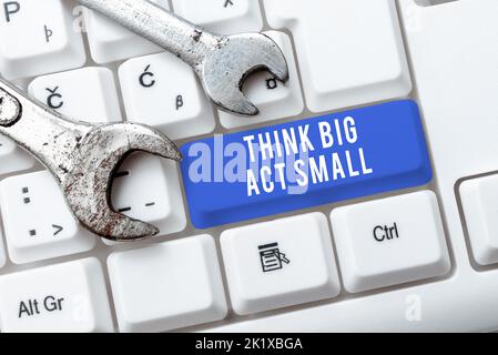 Légende conceptuelle Think Big Act Small. Concept d'entreprise les grands objectifs ambitieux ne prennent que quelques pas un à la fois Banque D'Images