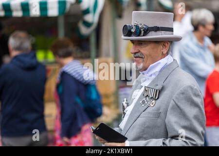 Personnages colorés au Hebden Bridge Steam Punk Weekend Banque D'Images