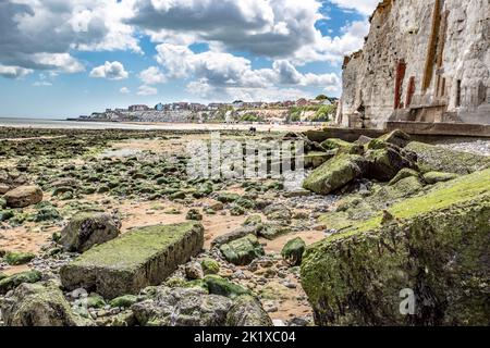 Les falaises crayeuses et arc d'Kingsgate Beach et Botany Bay dans le Kent Banque D'Images