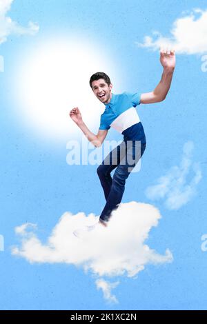 Collage vertical illustration d'un gars joyeux et enthousiaste dansant bonne humeur isolé sur fond peint nuages ciel Banque D'Images