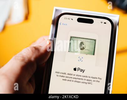 Paris, France - 17 septembre 2022 : configuration du menu de la carte de paiement American Express dans l'application du système de paiement Apple Pay pour ajouter un débit de crédit ou une carte de magasin nouveau Apple Compu Banque D'Images