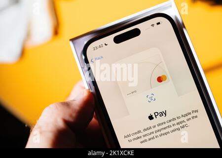 Paris, France - 17 septembre 2022 : réglage du menu de carte de paiement Mastercard sur l'application du système de paiement Apple Pay pour ajouter une carte de débit ou de magasin nouveau téléphone intelligent Apple Computers iPhone 14 Pro avec texte de message d'accueil Ciao italien sur l'écran Banque D'Images