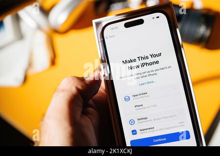 Paris, France - 17 septembre 2022: Nouvel iphone 14 pro Max installation professionnelle première après le déballage - faites de ce nouveau votre nouvel iPhone - iCloud Banque D'Images