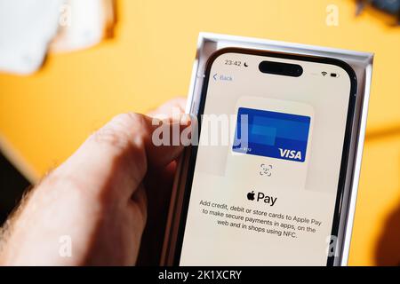 Paris, France - 17 septembre 2022 : réglage du menu carte Visa sur l'application du système de paiement Apple Pay pour ajouter un débit de crédit ou une carte de magasin sur un nouvel iPhone Apple Computers Banque D'Images