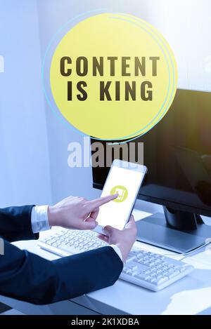 Inspiration montrer le contenu de signe est KingContent est le cœur des stratégies de marketing d'aujourd'hui. Concept signification le contenu est le cœur du marketing d'aujourd'hui Banque D'Images