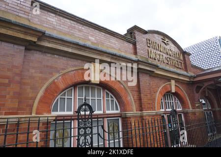 À l'extérieur de la gare de la rue Moor avec une partie du bâtiment Selfridges Banque D'Images