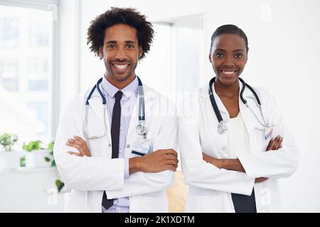 La médecine est leur vie. Portrait de deux médecins debout dans une pièce Banque D'Images