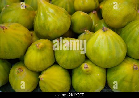 figues vertes mûres sur le marché Banque D'Images