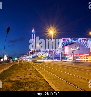 Tramway le long du Golden Mile à Blackpool pendant les illuminations Banque D'Images