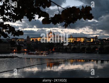 Château de Prague et rivière Vltava à Prague, République tchèque, 20 septembre 2022. (Photo CTK/Michal Krumphanzl) Banque D'Images