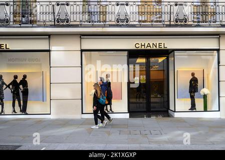 Boutique de mode française Chanel, New Bond Street, Londres, Royaume-Uni Banque D'Images