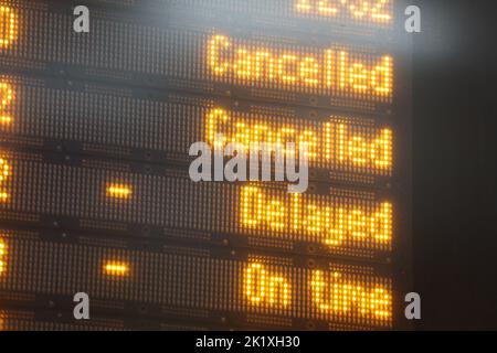 Photo du dossier datée du 19/2/2022 des départs à bord de la gare Victoria, Londres, montrant des trains annulés et retardés. La fiabilité des trains en Grande-Bretagne a atteint le pire niveau jamais enregistré après un autre mois de perturbations. Le score d'annulation de l'industrie au cours des 12 mois à 20 août était de 3,7 %, a révélé une analyse des données du Bureau des chemins de fer et de la route par l'agence de presse de l'AP. C'était la fiabilité la plus pauvre des documents datant de 2015. Date de publication : mercredi 21 septembre 2022. Banque D'Images